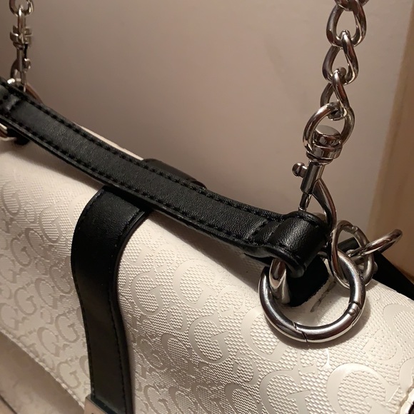 AUTHENTIC guess bag - Picture 8 of 8